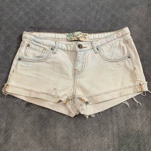Distressed jean shorts K